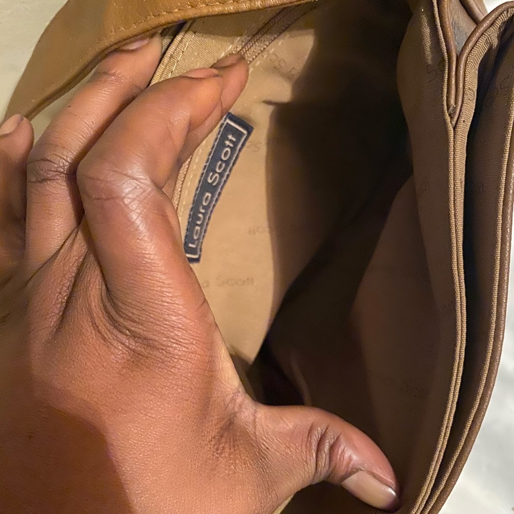 Laura Scott - image 7